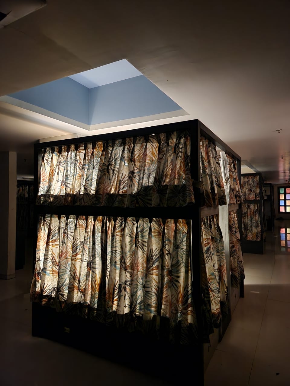 Bed cabin with closed privacy curtain